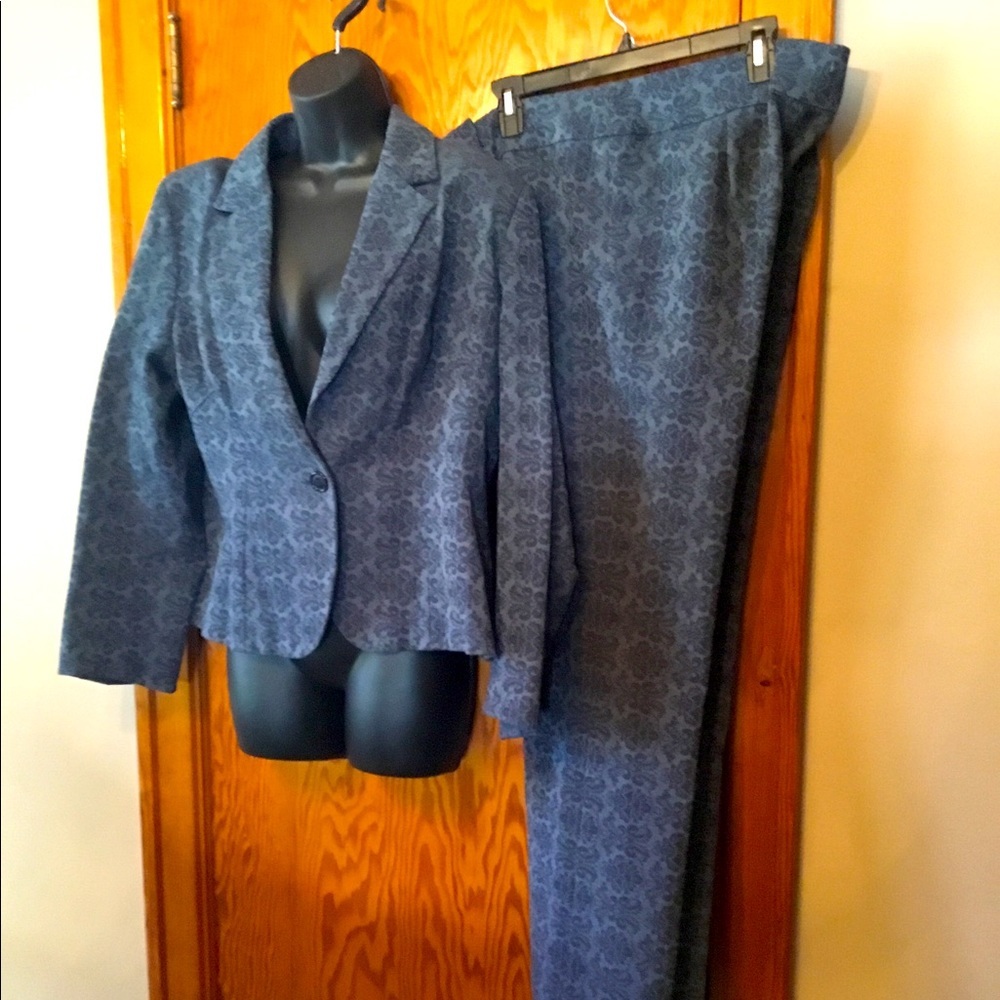 Della Spiga Italy ladies pants and jacket size 16